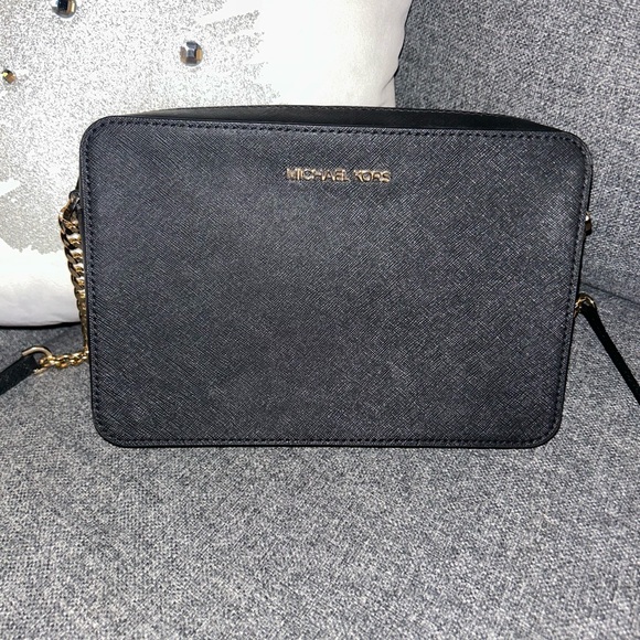 Michael Kors Women's Jet Set Item Crossbody Bag in Black with Gold Hardware - Picture 2 of 5